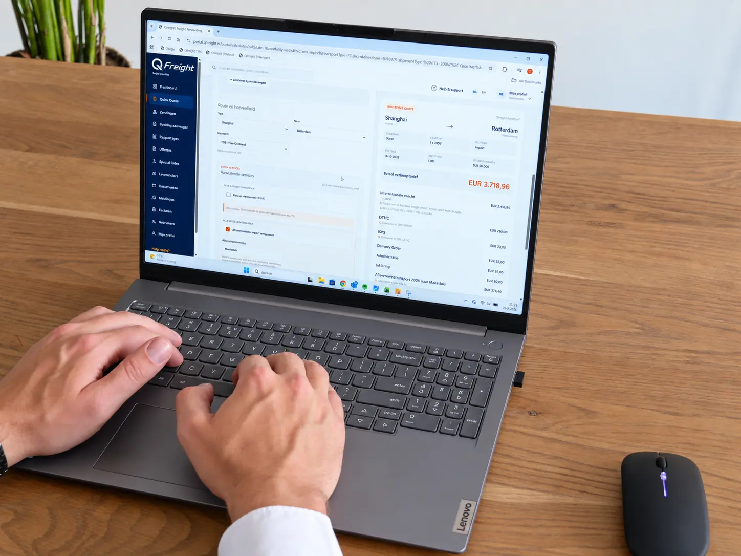 Quick Quote in het QFreight-klantportaal op een laptop
